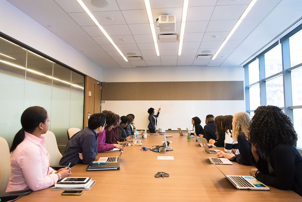 تعرف على أهم المعايير لاختيار غرفة اجتماعات احترافية في الإسكندرية، وكيف تساعدك قاعات الاجتماعات المجهزة على عقد اجتماعات أكثر نجاحًا وإنتاجية | Meeting Rooms in Alexandria | Professional Meeting Spaces for Businesses